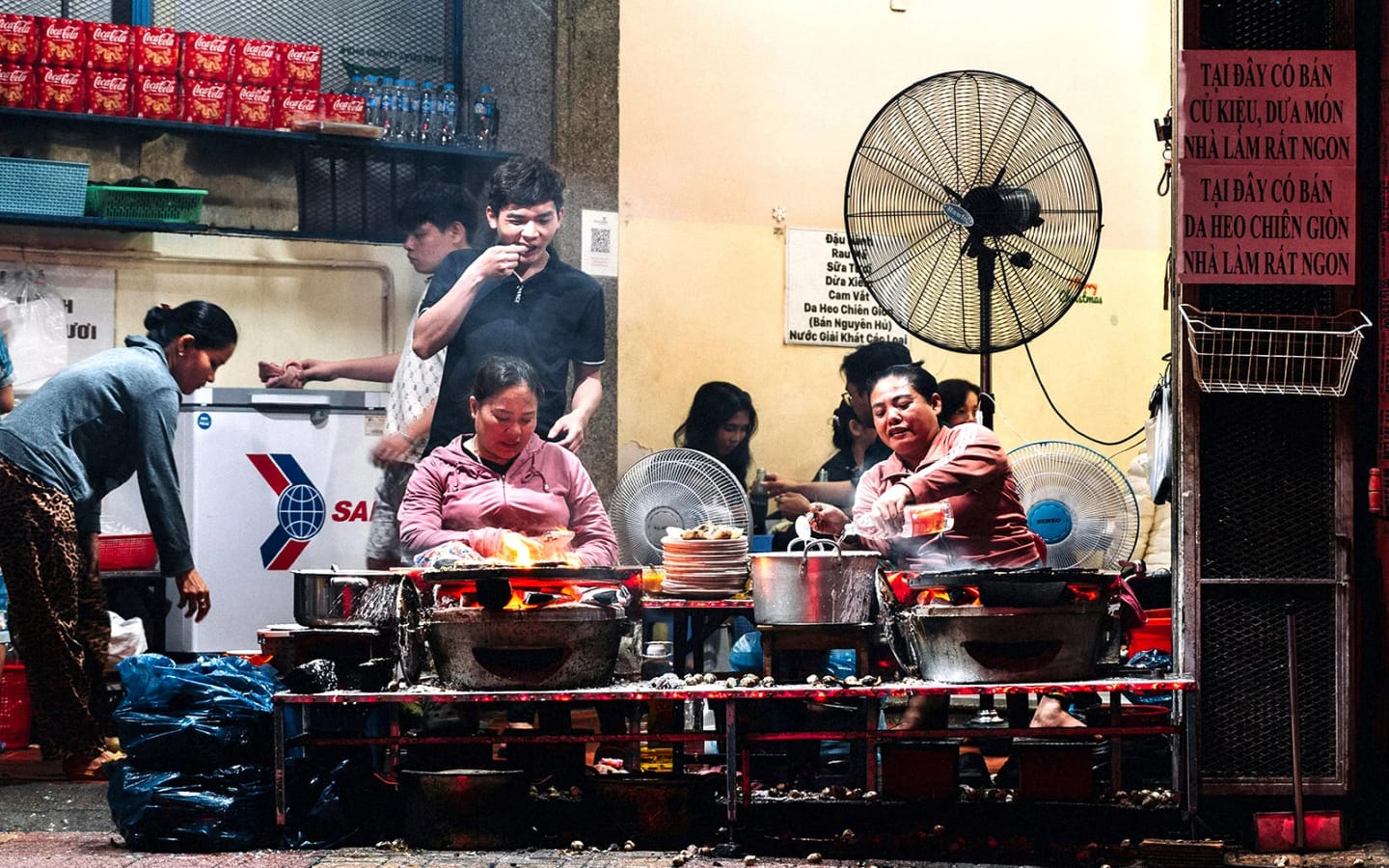 Cooking class con gli chef vietnamiti: esperienza autentica tra i sapori di Hoi An.